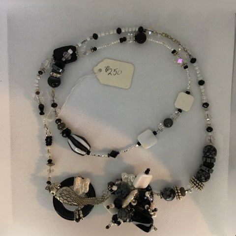 Vintage black and white art deco beaded necklace